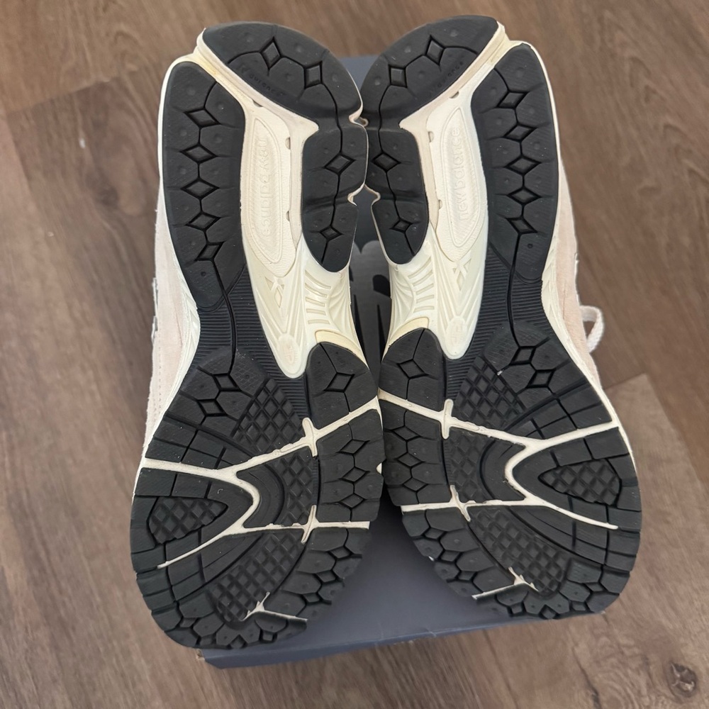 New Balance Women's Cream Sneakers - Picture 4 of 4
